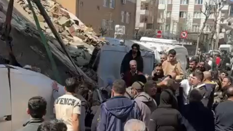 Güngören'de metruk bina çöktü: 1 yaralı